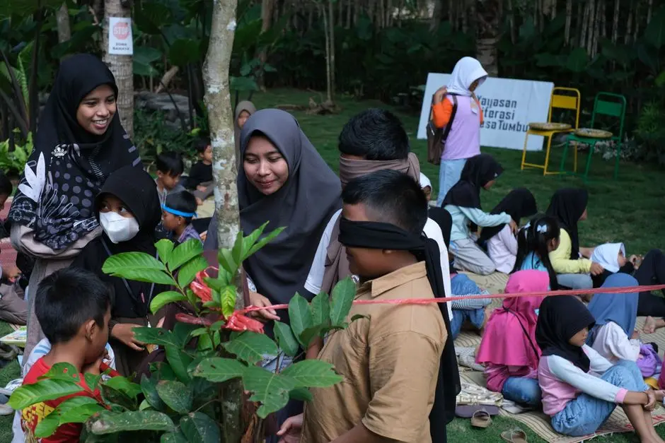 Pengunjung menikmati agenda acara komunitas